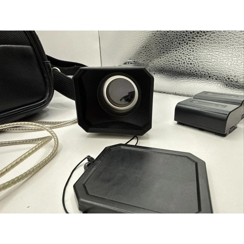 Sony Handycam HDR-CX150 HD 3.1MP Digital Video Camcorder Teste w/Batt Case